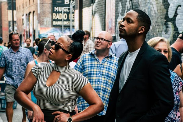 Comment réussir sa décoration d'anniversaire avec le thème noir et or ?